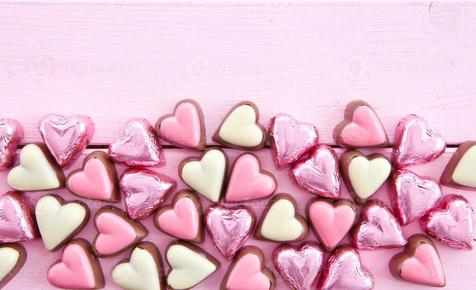 chocolats colorés en forme de coeur photo