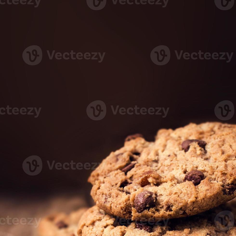 cookies aux pépites de chocolat sur fond en bois. empilés photo