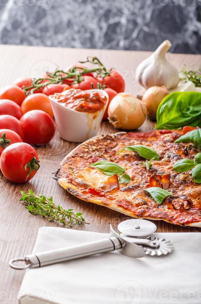 pizza au fromage avec piment et basilic photo