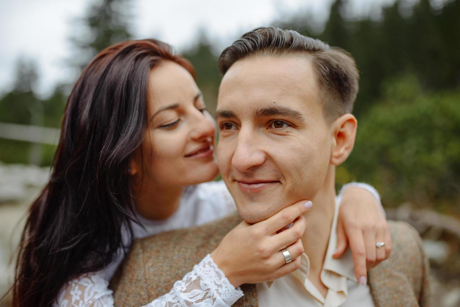 beau couple marchant parmi les rochers photo