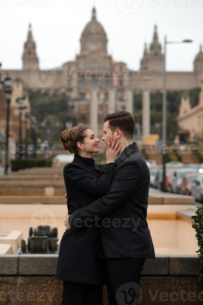 jeune beau couple hispanique aimant se promène sous un parapluie pendant la pluie. photo