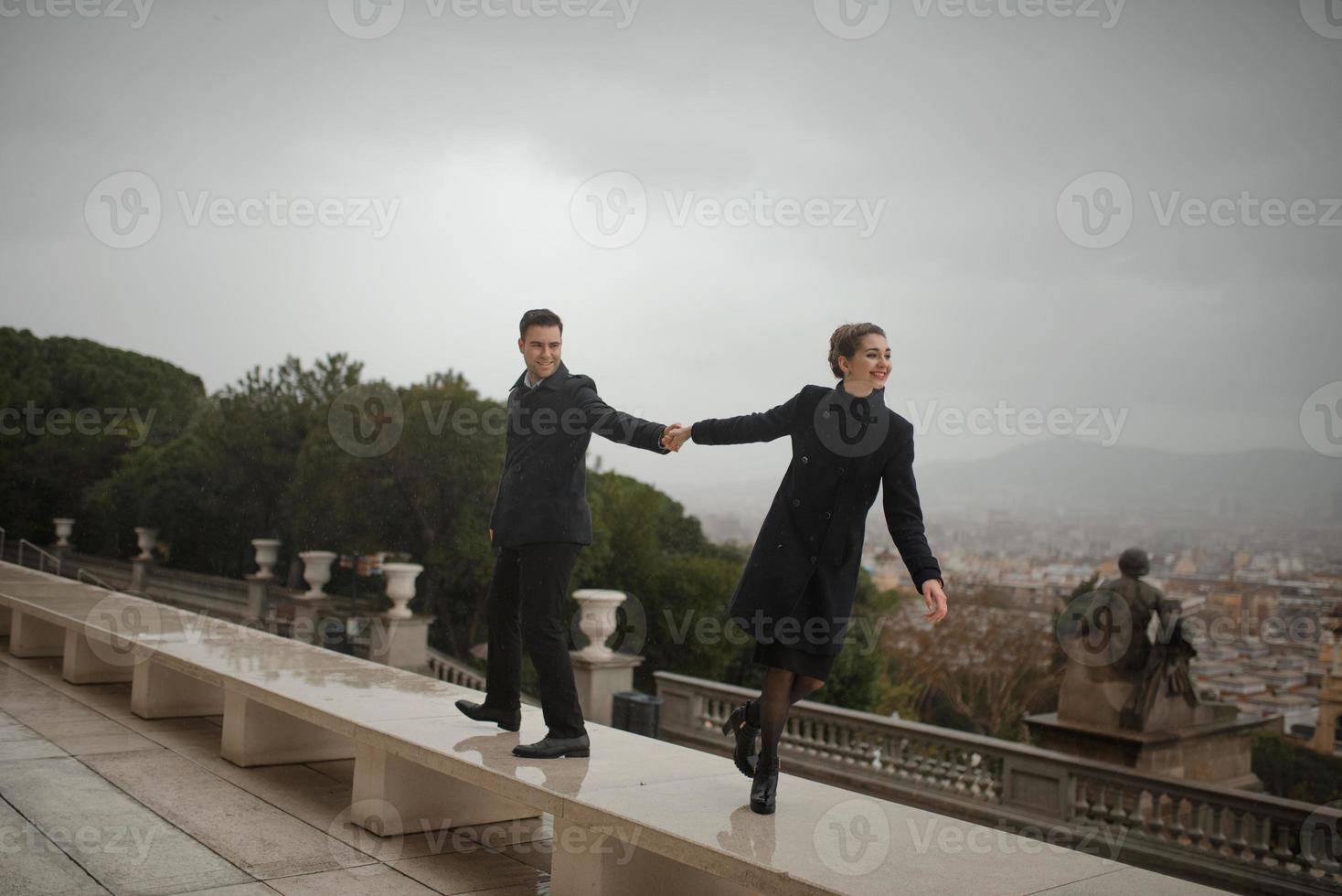 jeune beau couple hispanique aimant se promène sous un parapluie pendant la pluie. photo