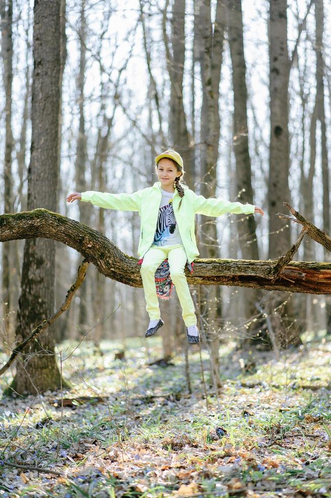 petite fille dans la forêt photo