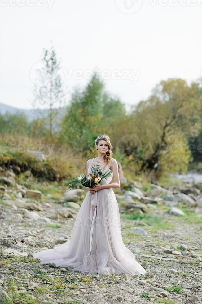 portrait d'une belle mariée. cérémonie de mariage dans un style bohème photo