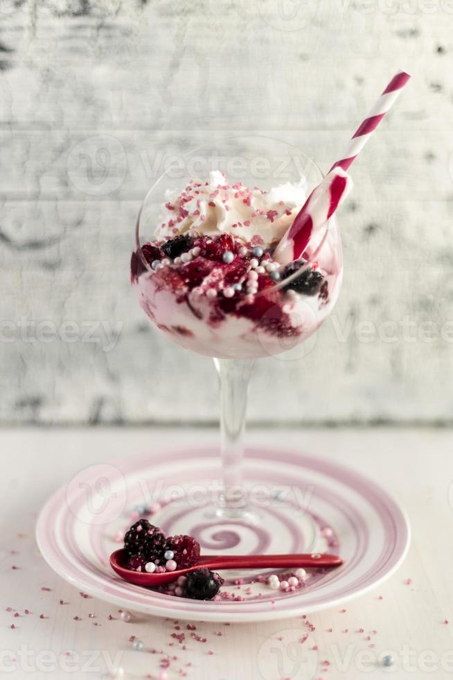 une glace aux baies roses et à la vanille fraise photo