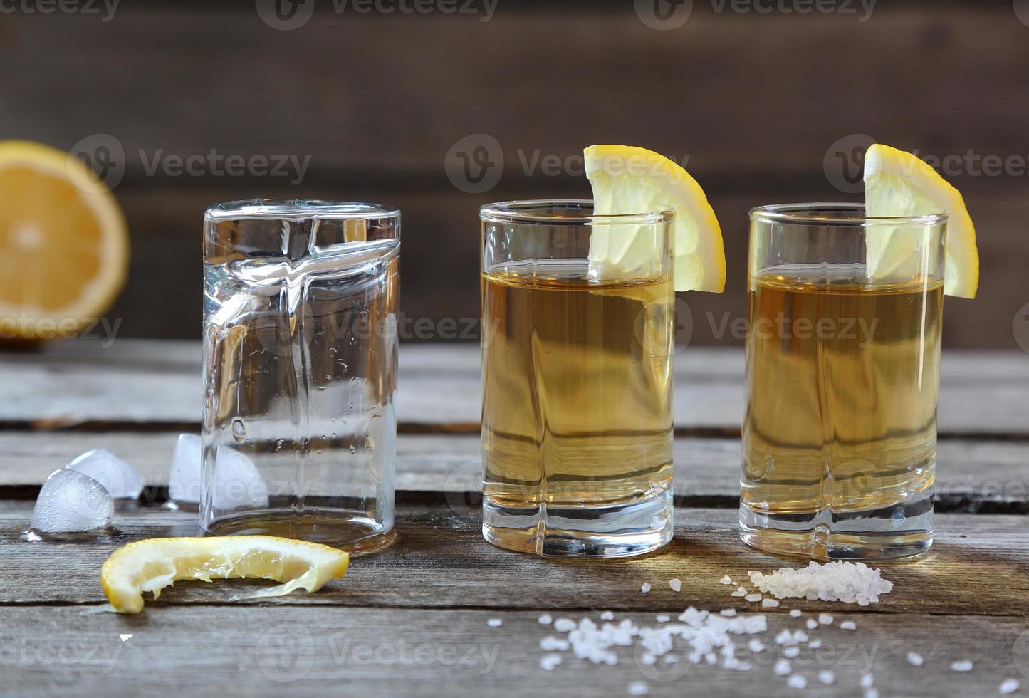 verres de tequila au citron et au sel photo