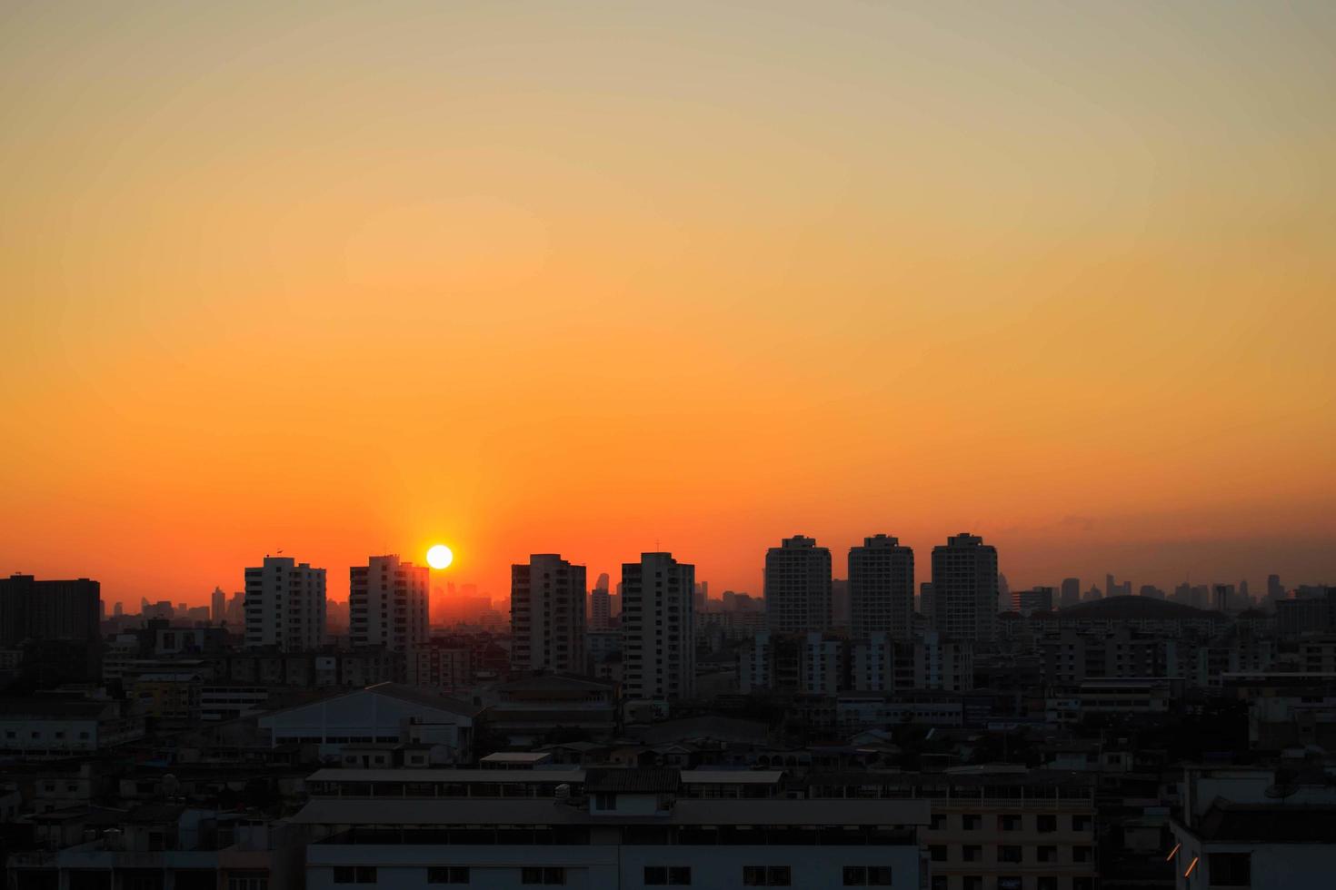 coucher de soleil dans la ville photo