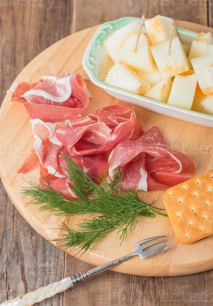 cuisine italienne avec melon et prosciutto photo