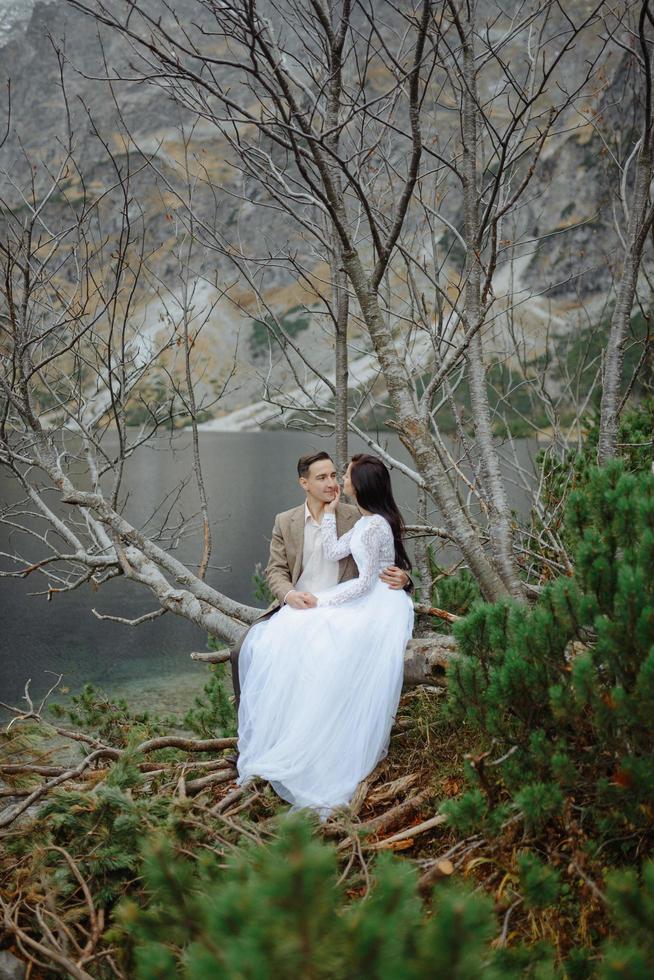 couple d'amoureux sur le fond du lac aux yeux de mer en pologne photo