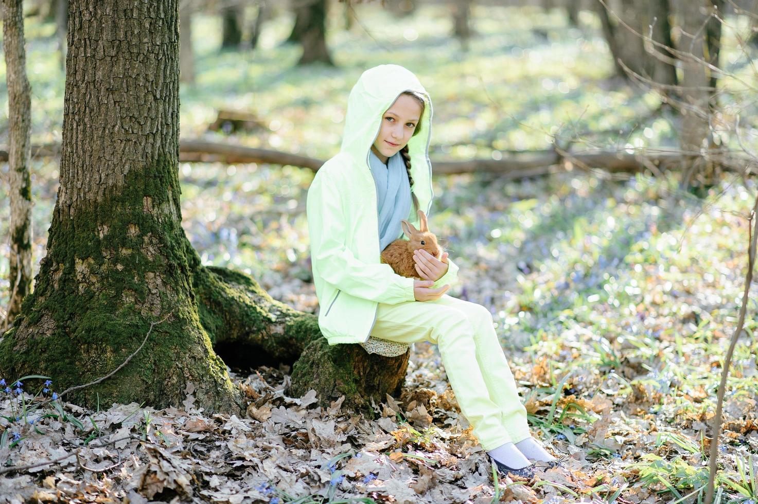 petite fille avec un lapin photo