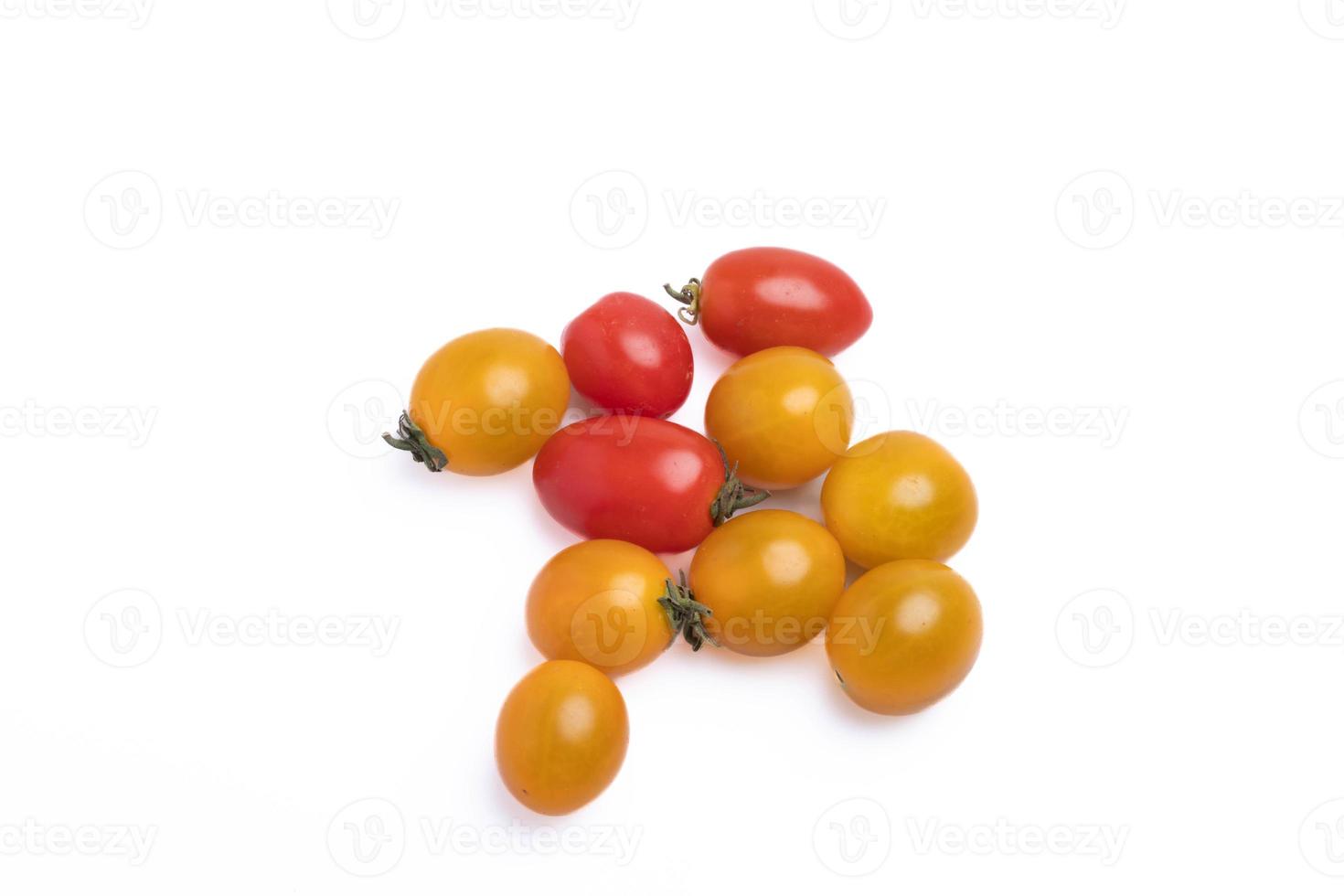 Tomate cerise jaune bio sur fond blanc photo