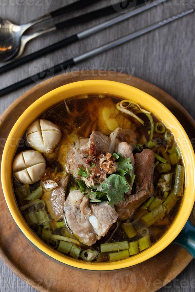 kaolao de porc braisé avec gloire du matin et pousses, cuisine thaïlandaise locale photo