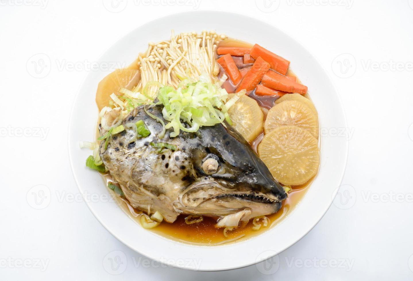 soupe de saumon à la source de soja avec légumes, aliments japonais photo