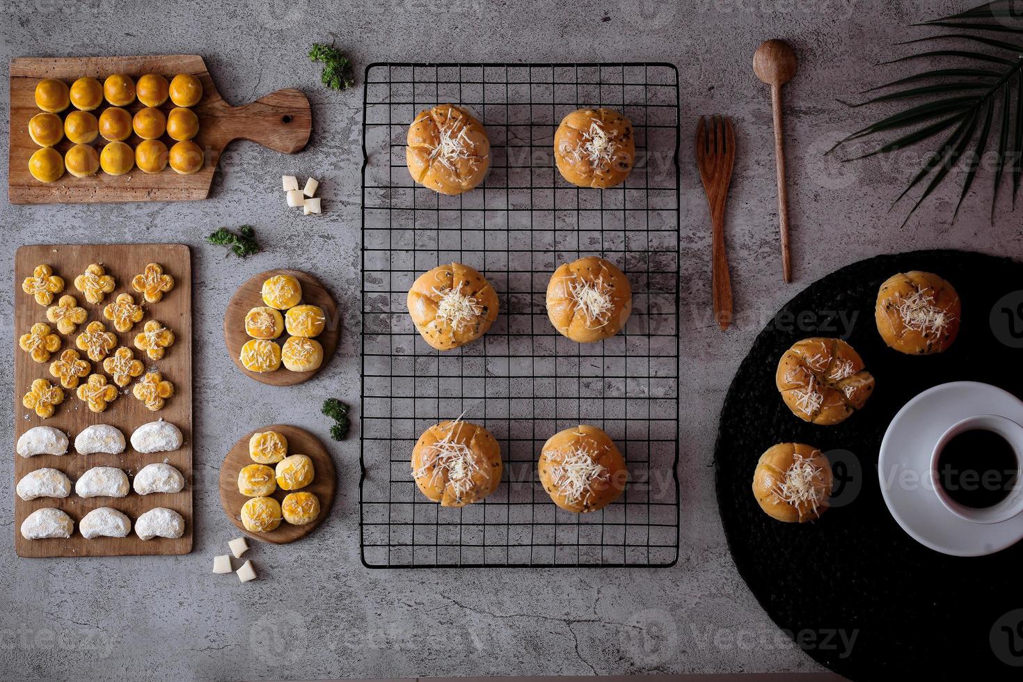 composition créative à plat d'un assortiment de biscuits indonésiens photo