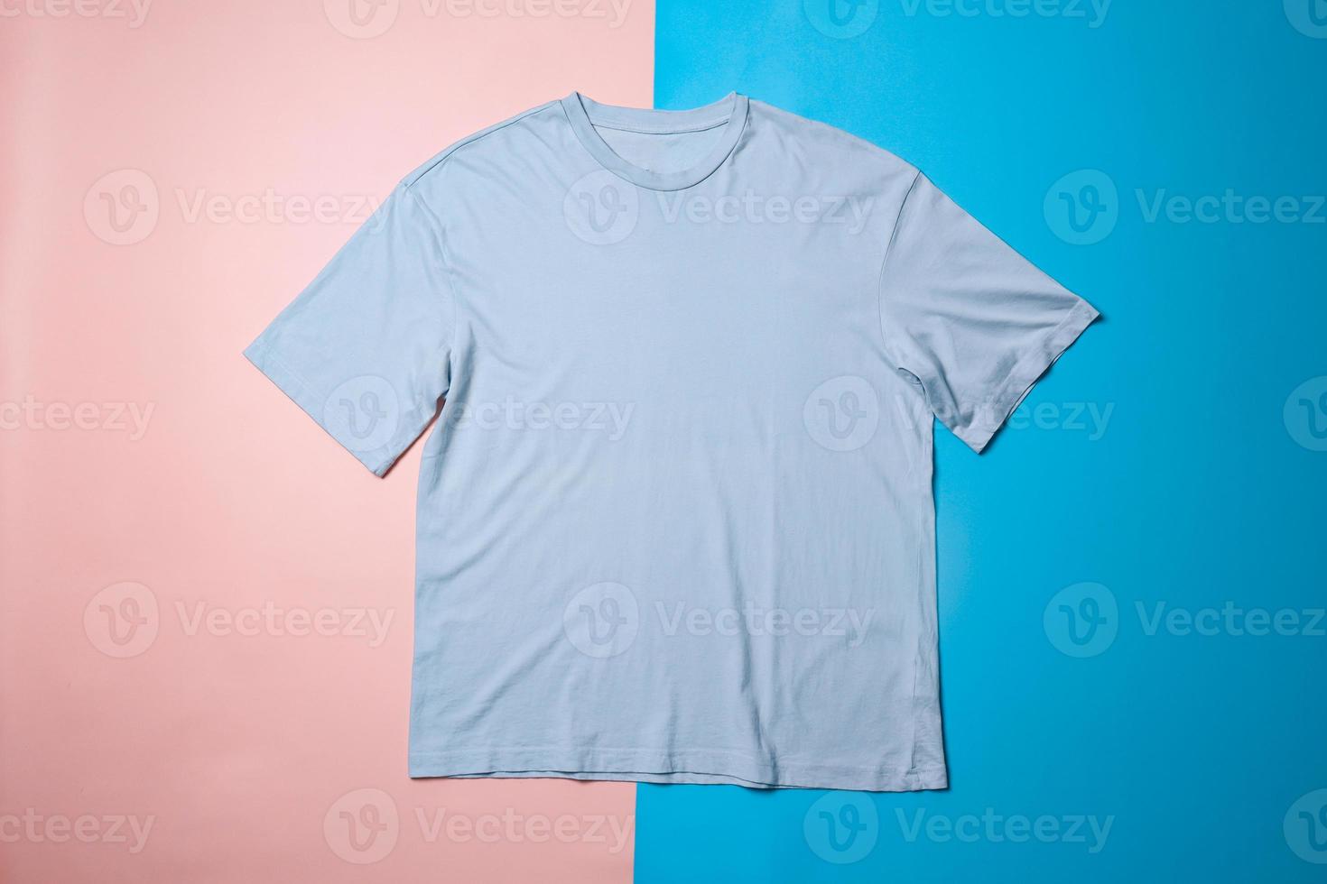 maquette de t-shirt bleu sur fond coloré. modèle de tee à plat photo