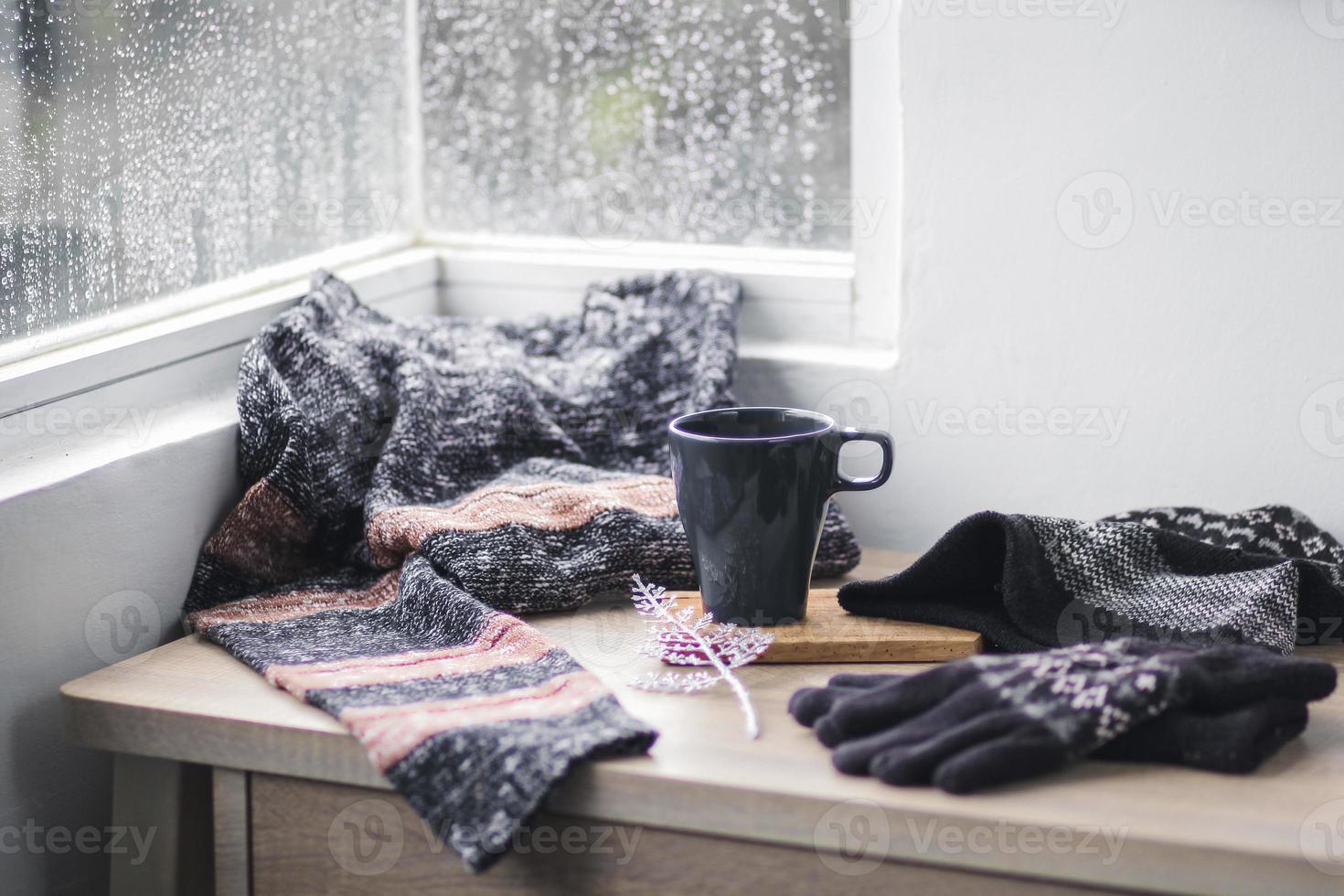 gants d'hiver, bonnet et pull avec une tasse de café pour accueillir la saison hivernale photo