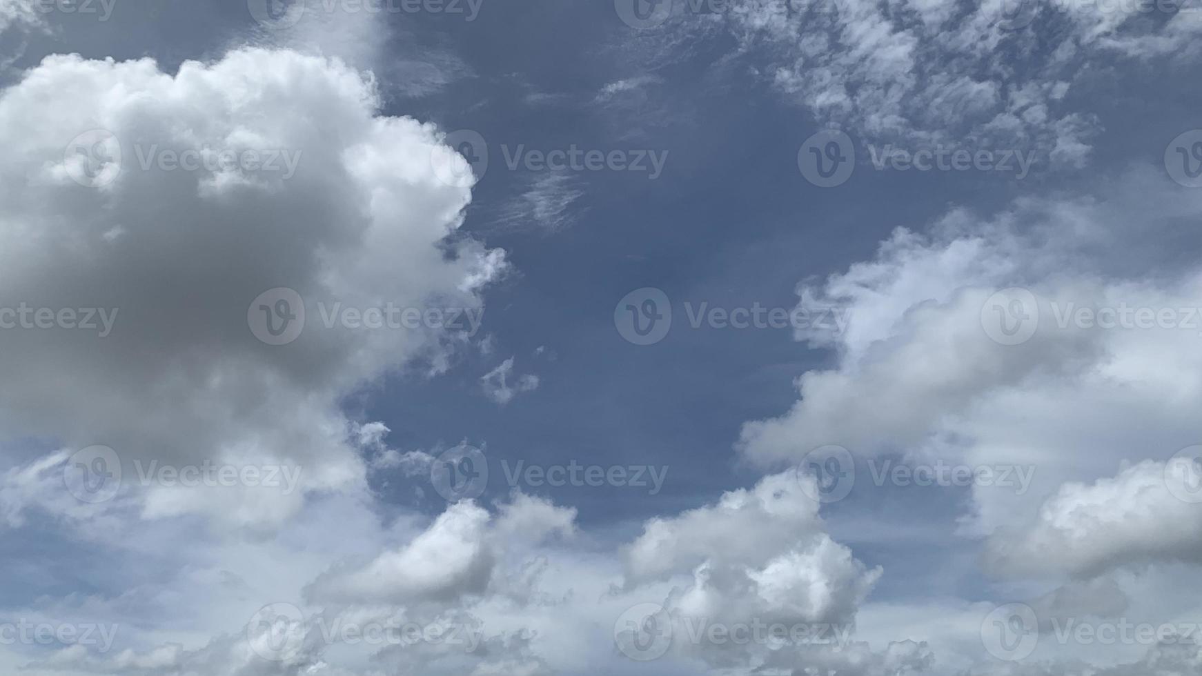 fond de ciel avec des nuages, de beaux nuages photo