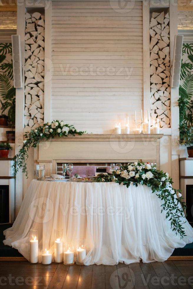 le présidium des mariés dans la salle de banquet du restaurant photo