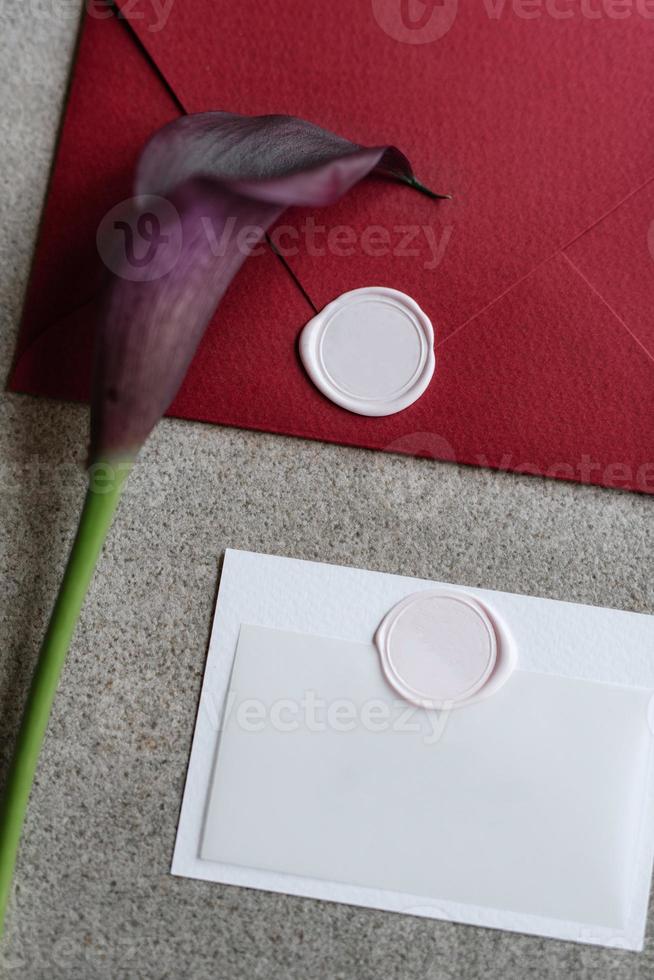invitation de mariage dans une enveloppe grise sur une table photo