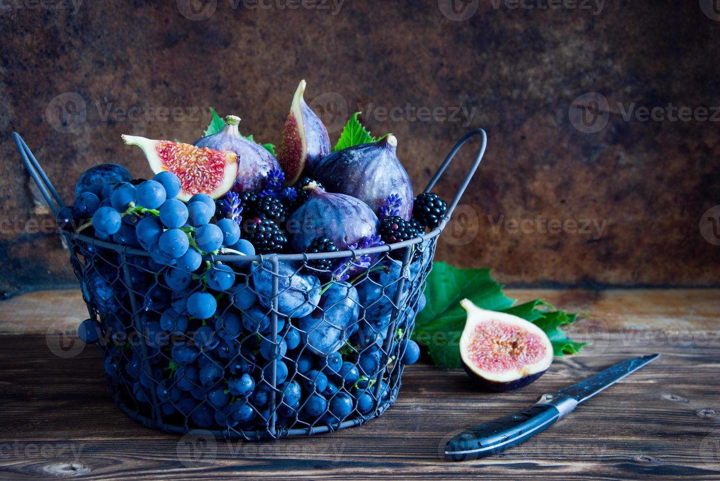 figues, raisins, pruneaux et dewberry frais photo