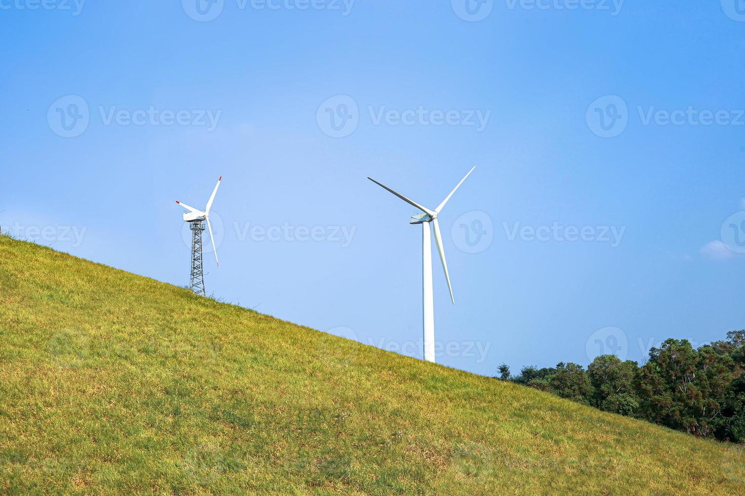 l'énergie éolienne fonctionne, ciel bleu, concept de puissance énergétique photo