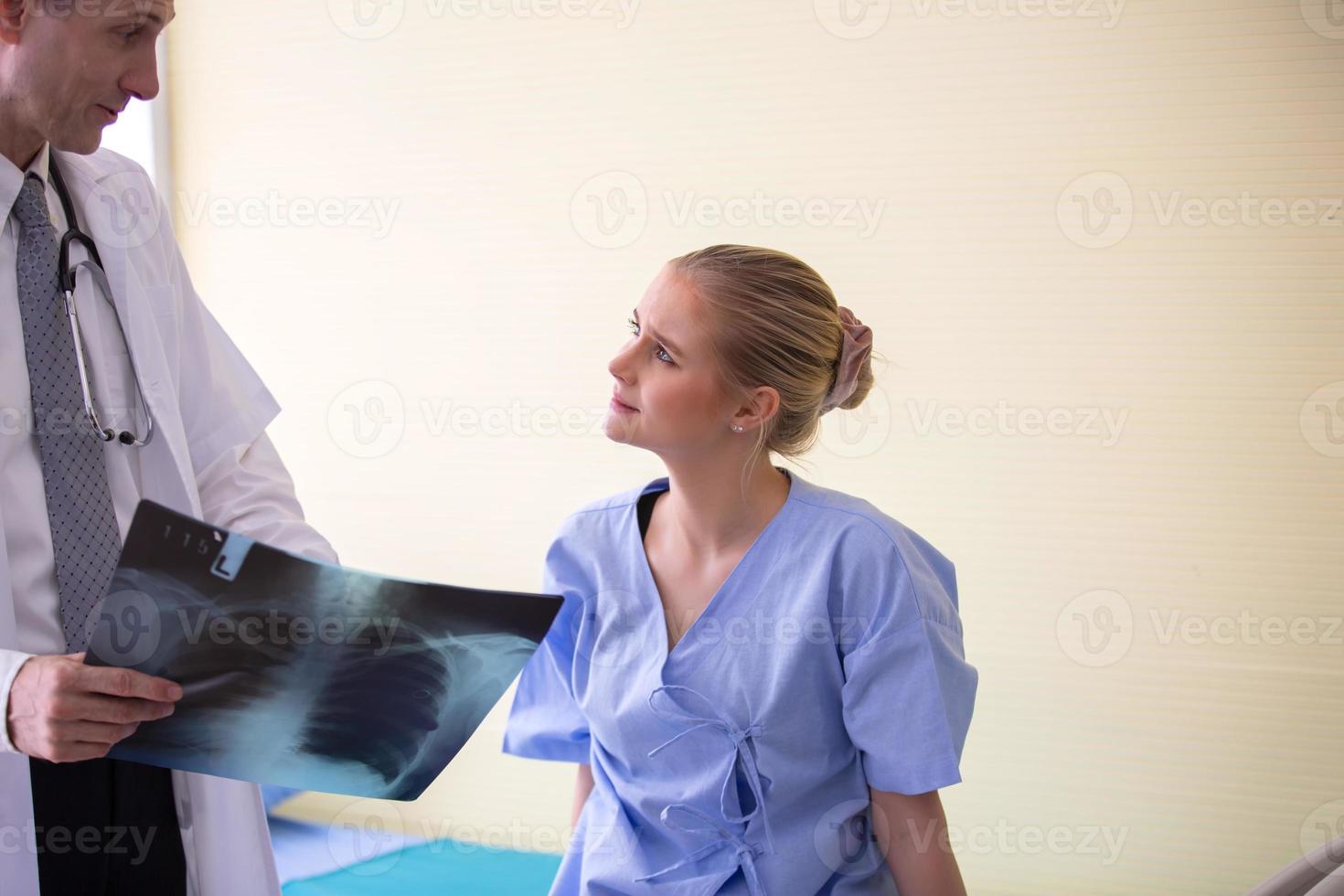 un médecin vérifie et discute avec un patient à la clinique ou un médecin parle avec une patiente à l'hôpital photo