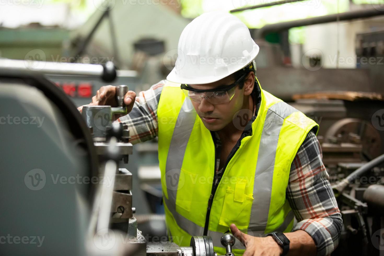 le travail des travailleurs sur le site de l'usine vérifie la machine dans la gamme de produits ou les produits sur le site. ingénieur ou technicien vérifiant le matériel ou la machine sur l'usine. industriel et usine. photo