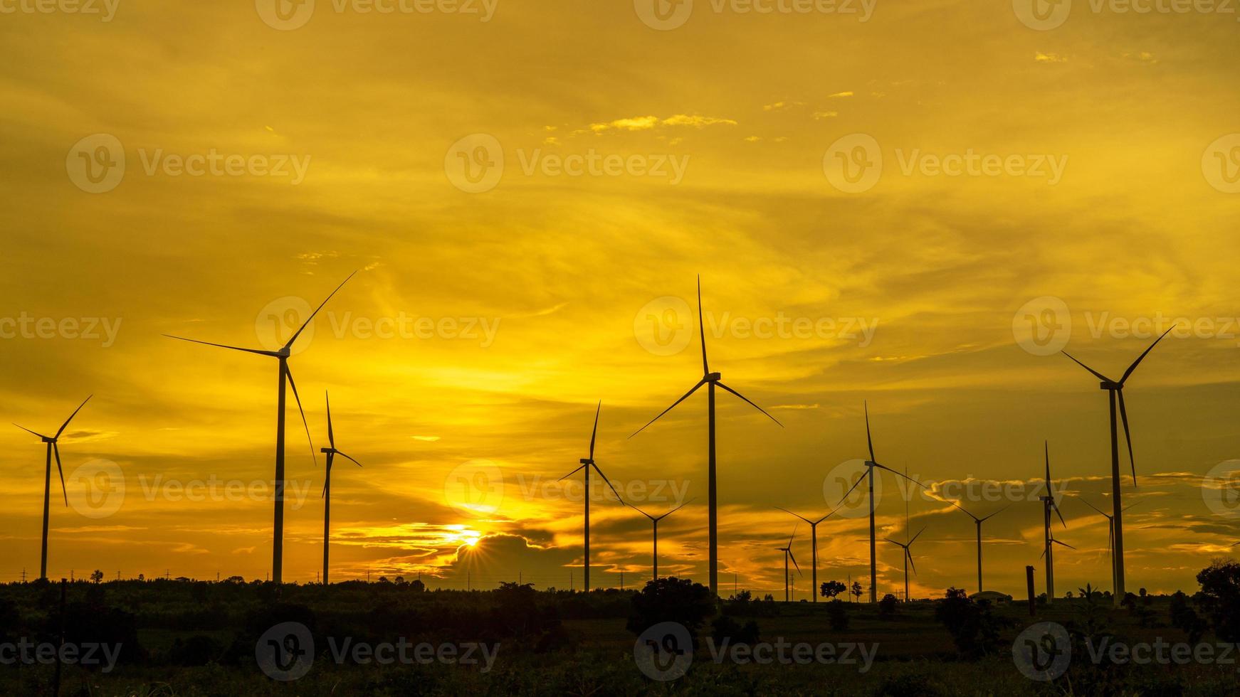 l'énergie éolienne fonctionne, ciel bleu, concept de puissance énergétique photo