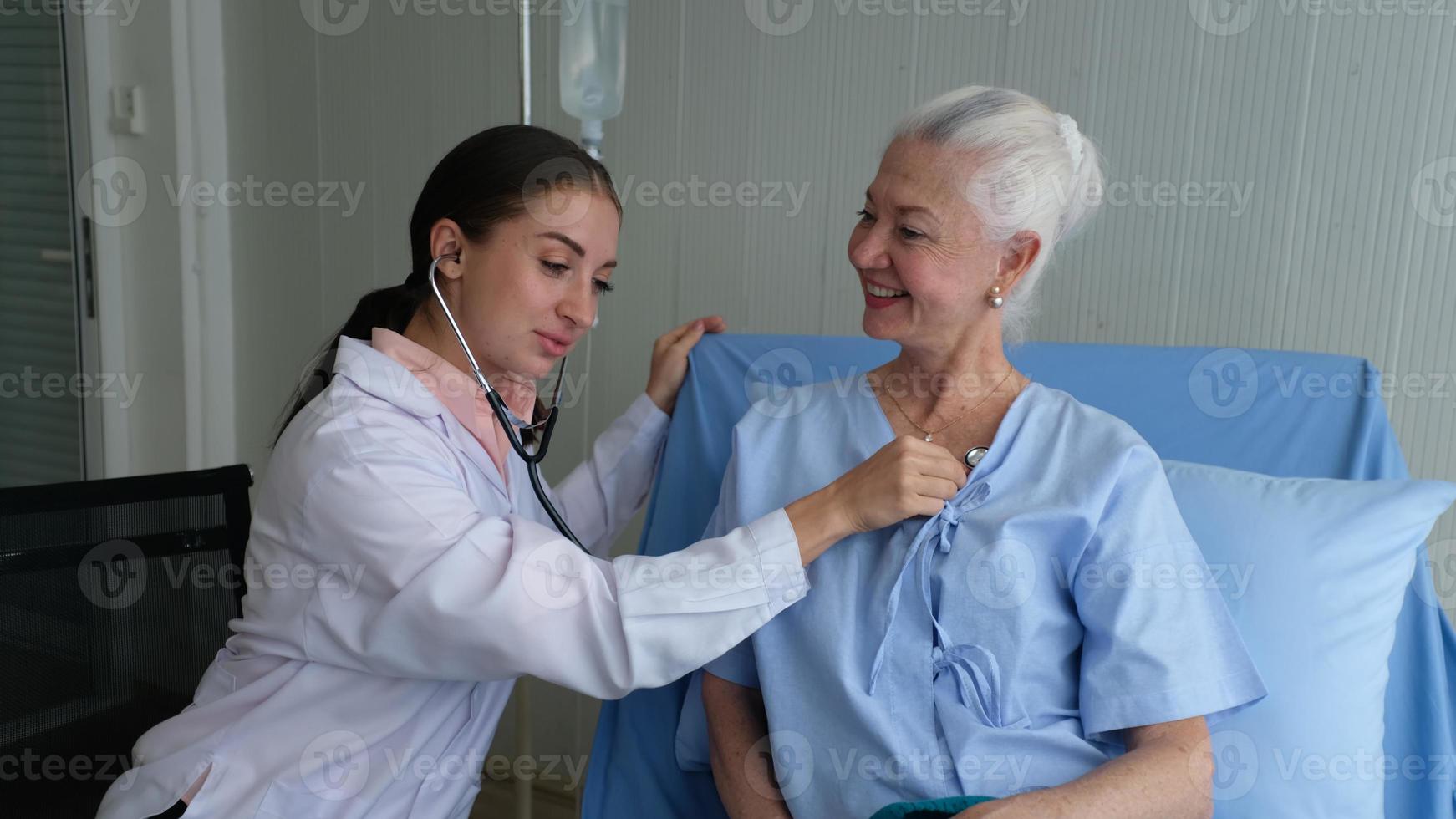 une femme médecin et une patiente âgée vérifient à l'hôpital. photo