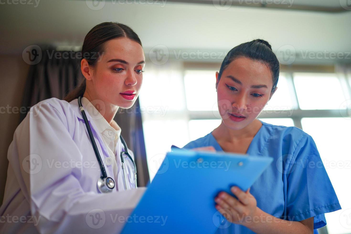 équipe d'infirmières et de médecins prête pour la journée de travail photo