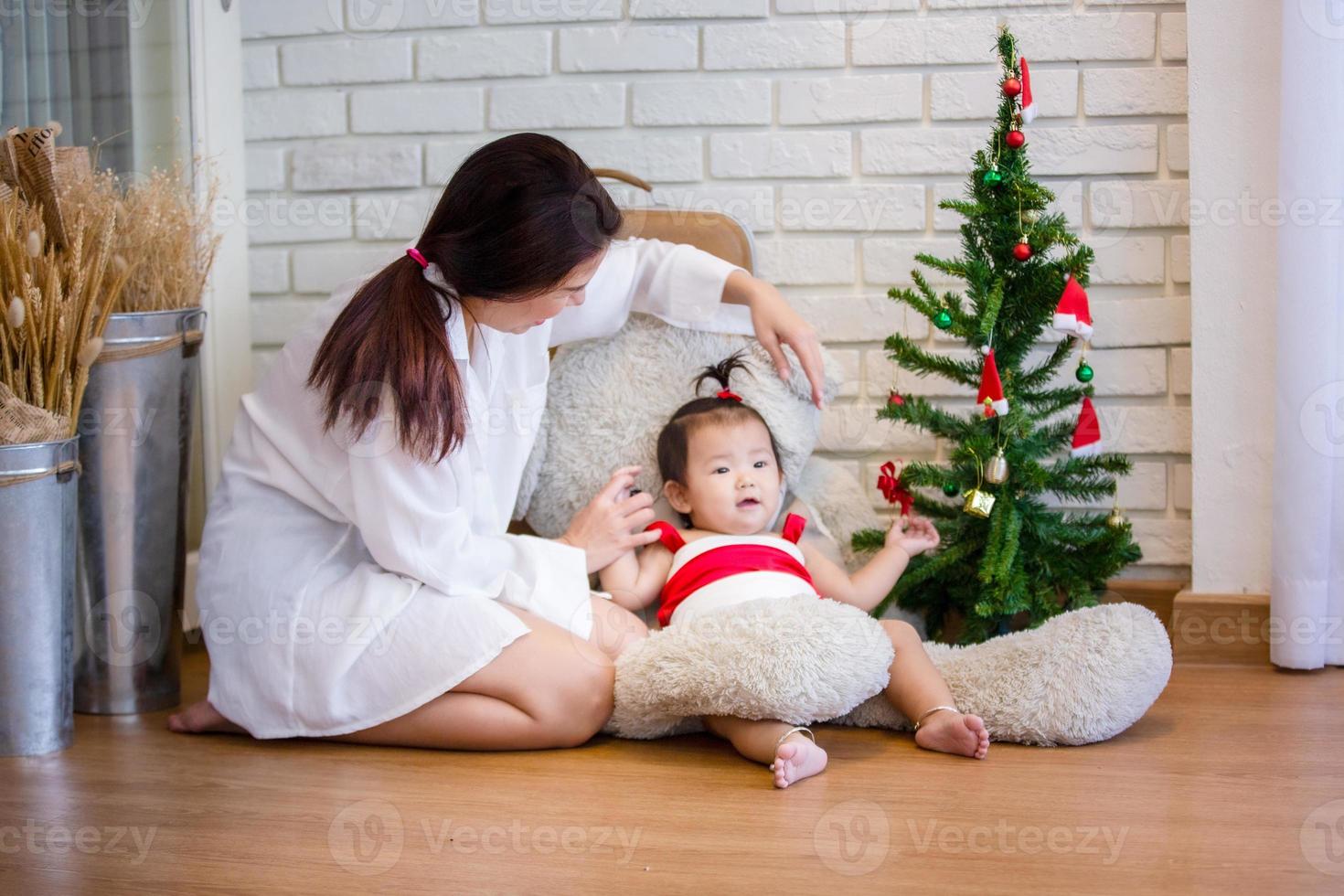 famille heureuse maman et fille jouent à la maison. photo