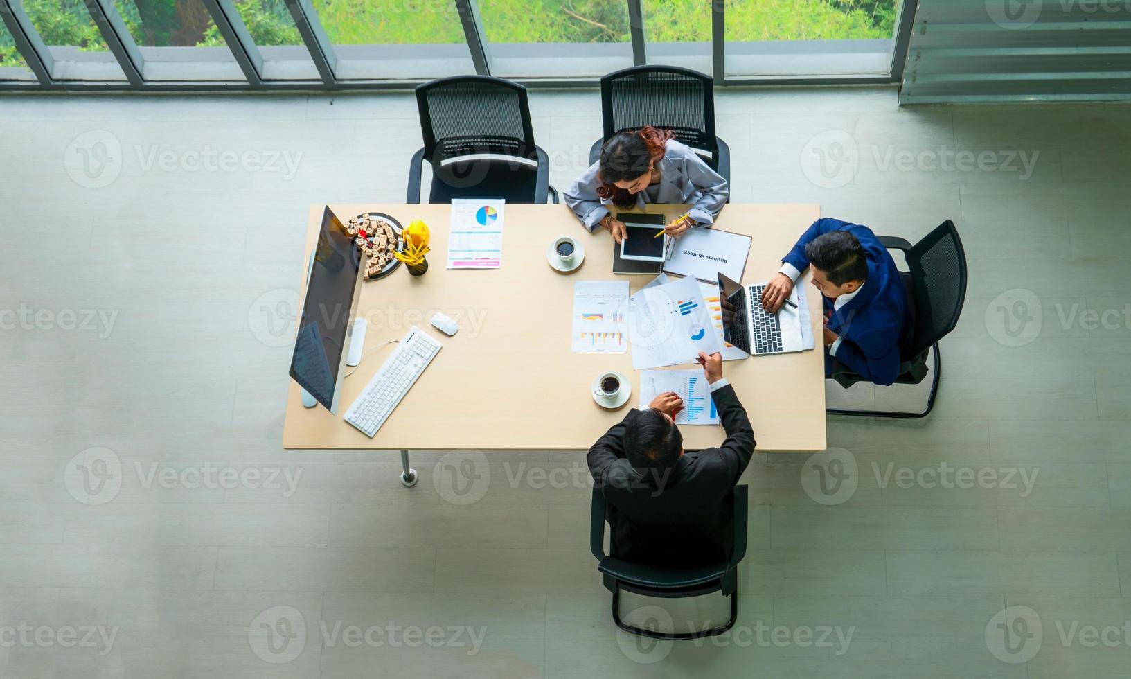 vue de dessus sur un groupe d'hommes d'affaires et de femmes d'affaires ayant une réunion et prenant un engagement commercial. photo