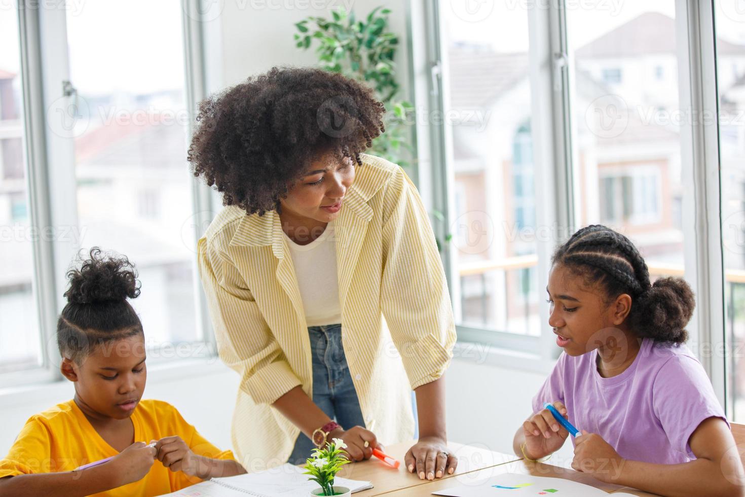 les enfants afro-américains étudient avec des amis en classe. photo