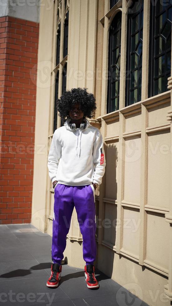 portrait de jeune homme hipster afro-américain posant à l'extérieur. photo