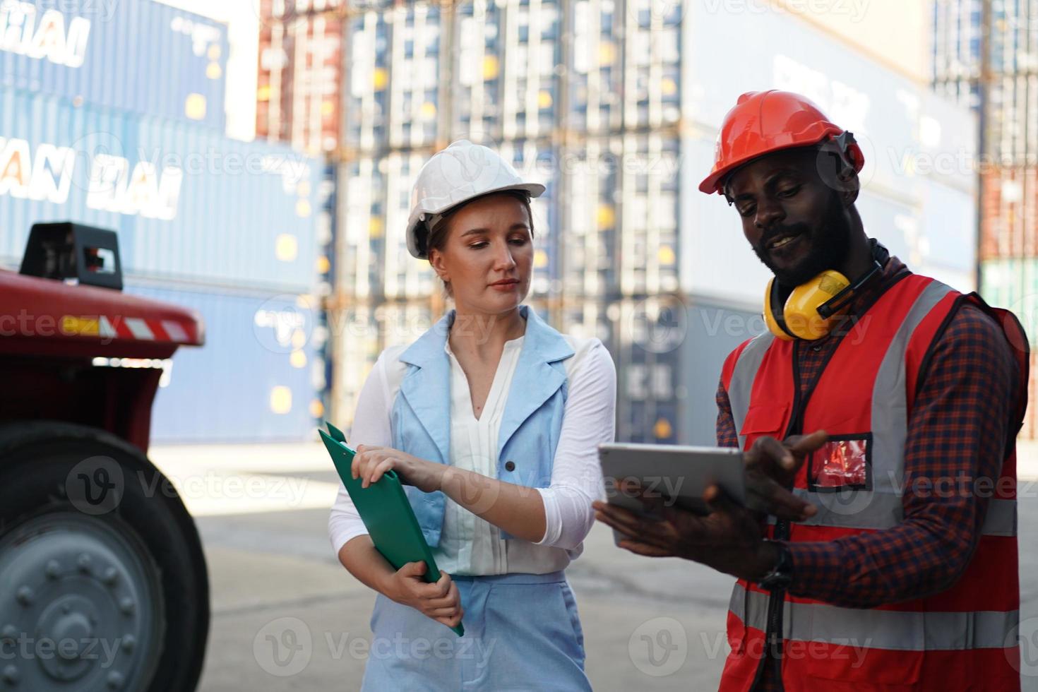 le contremaître contrôle la boîte des conteneurs de chargement du navire de fret pour l'importation et l'exportation. photo