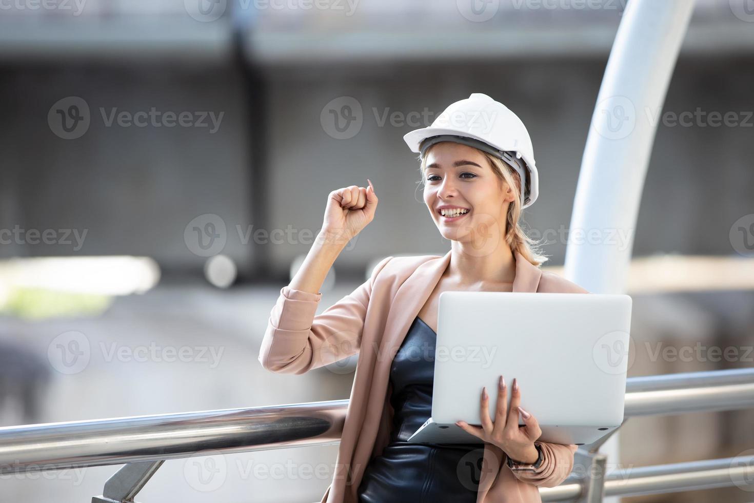 entrepreneur et architecte regardant le plan et parlant de travailler sur un grand projet. bâtiment à l'intérieur du processus de construction. photo