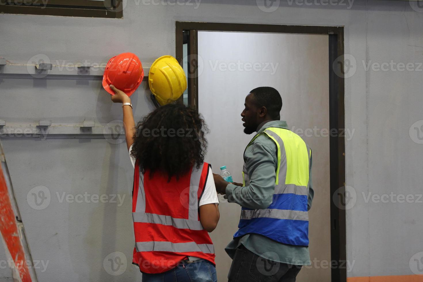 le contremaître ou le travailleur de l'industrie travaille sur le site de l'usine pour vérifier la machine ou les produits sur le site. ingénieur ou technicien vérifiant le matériel ou la machine sur l'usine. industriel et usine. photo