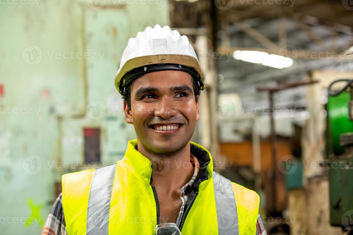 le contremaître ou l'ouvrier travaille sur le site de l'usine pour vérifier la machine ou les produits sur le site. ingénieur ou technicien vérifiant le matériel ou la machine sur l'usine. industriel et usine. photo