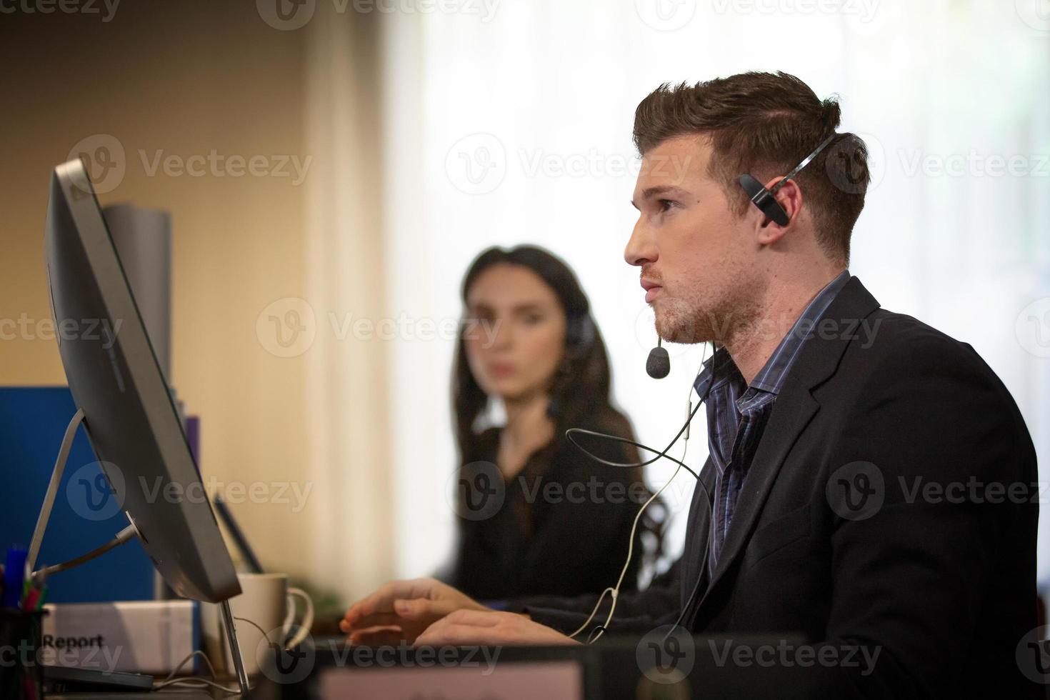 concept d'équipe de service. opérateur ou centre de contact vente au bureau, centre d'appels pour les personnes d'information, bureau d'assistance aux ventes d'une équipe professionnelle de qualité. entreprise représentative de l'environnement au travail. photo