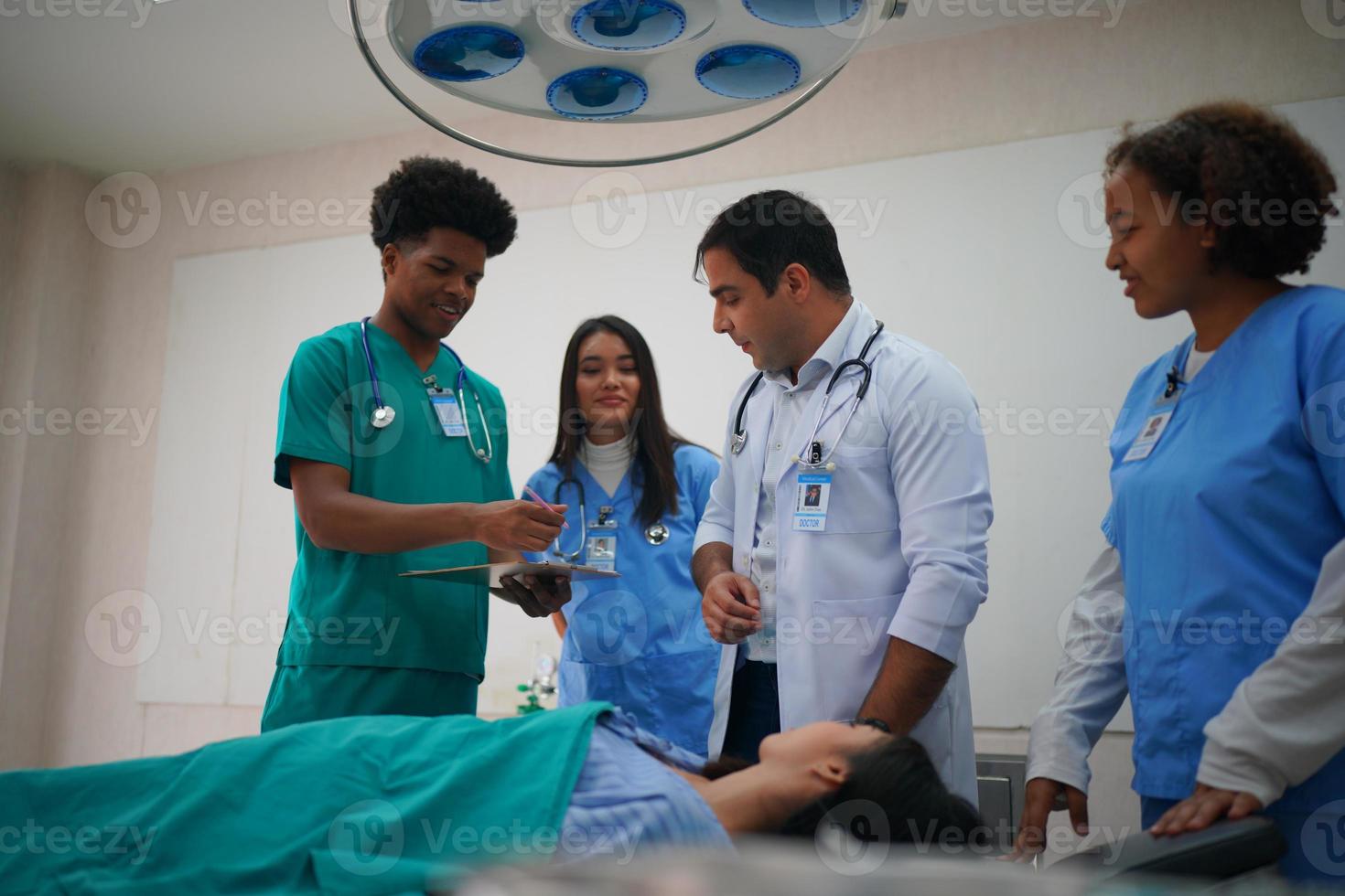 équipe d'infirmières et de médecins prête pour la journée de travail photo