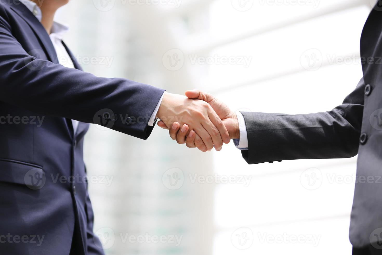 gens d'affaires se serrant la main après des négociations réussies photo