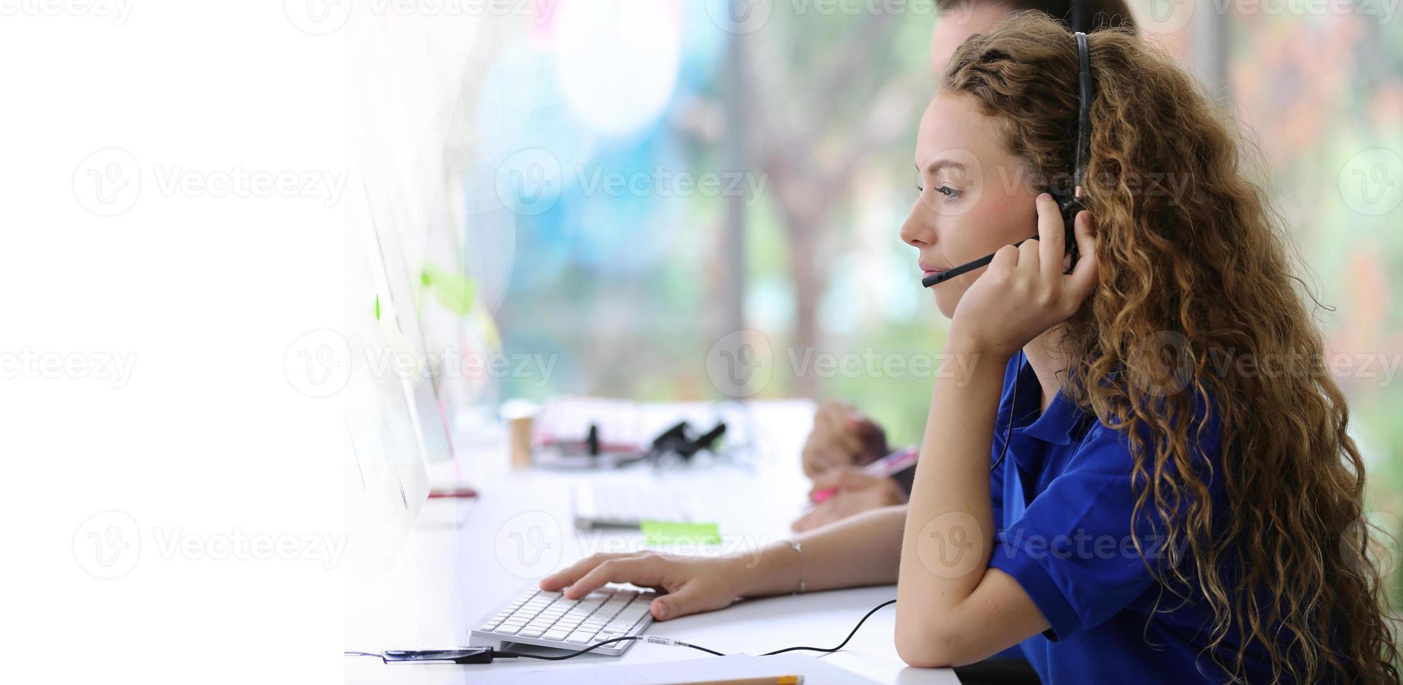 concept d'équipe de service. opérateur ou centre de contact vente au bureau, centre d'appels pour les personnes d'information, bureau d'assistance aux ventes d'une équipe professionnelle de qualité. entreprise représentative de l'environnement au travail. photo