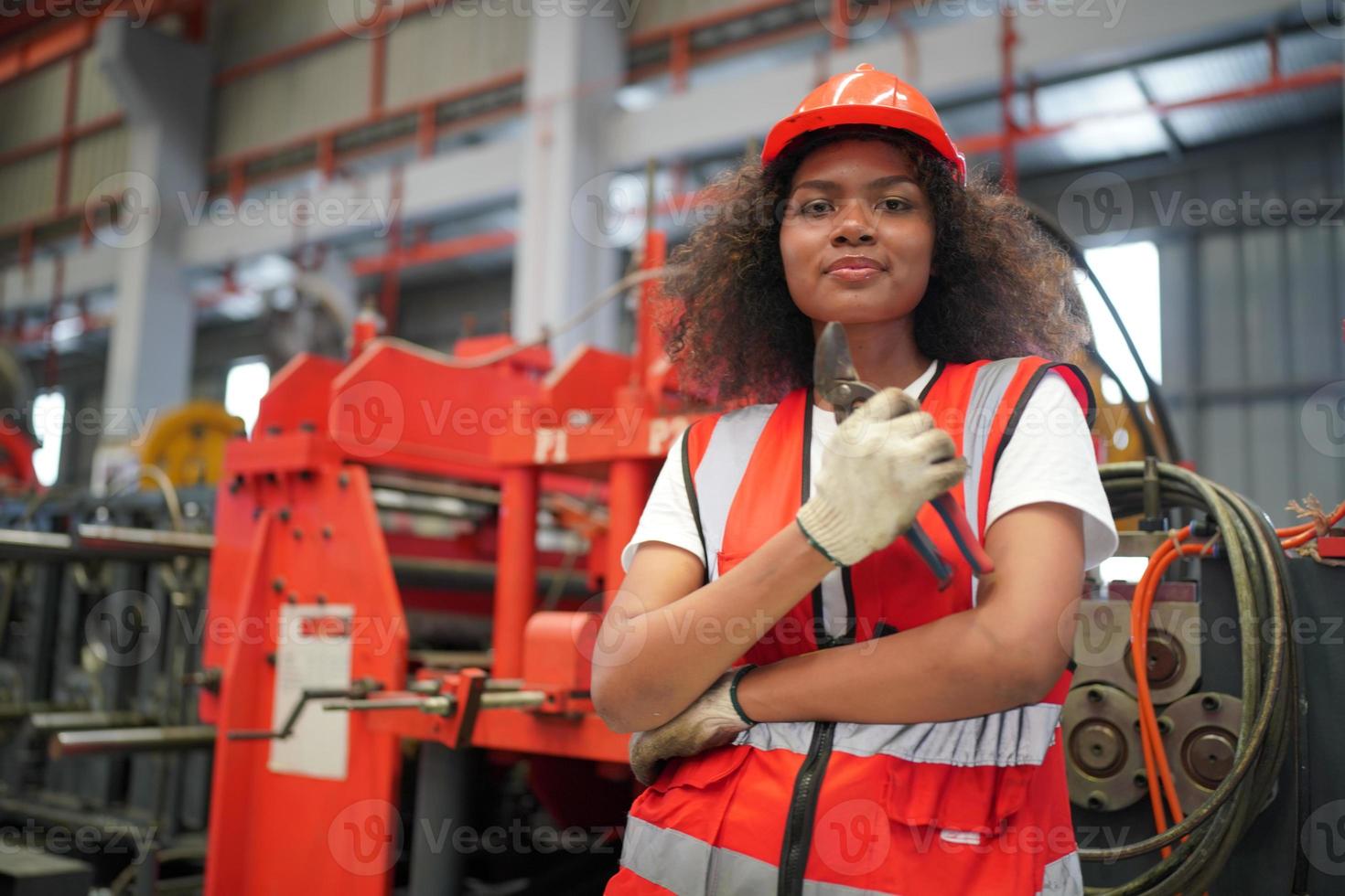 une ouvrière contremaître ou ouvrière travaille sur le site de l'usine pour vérifier la machine ou les produits sur le site. ingénieur ou technicien vérifiant le matériel ou la machine sur l'usine. industriel et usine. photo