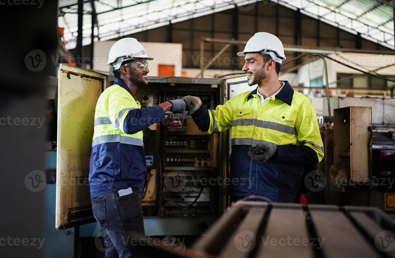 hommes professionnels ingénieur ouvrier compétences qualité, maintenance, formation ouvrier d'usine de l'industrie, atelier d'entrepôt pour les opérateurs d'usine, production d'équipe de génie mécanique. photo