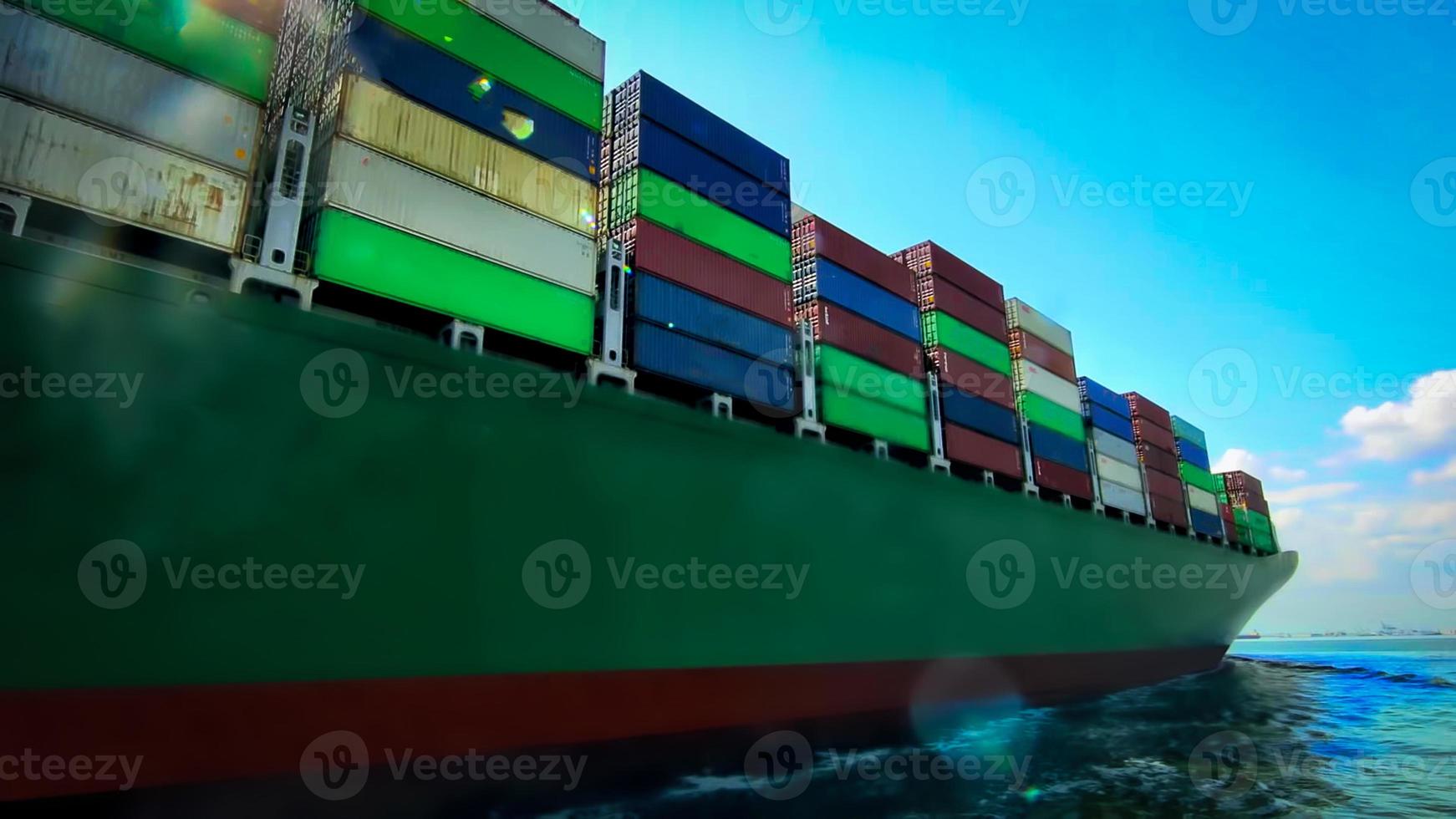 chargement de conteneurs dans un navire de fret avec grue industrielle. porte-conteneurs dans une entreprise de logistique commerciale d'importation et d'exportation. concept d'industrie et de transport. photo