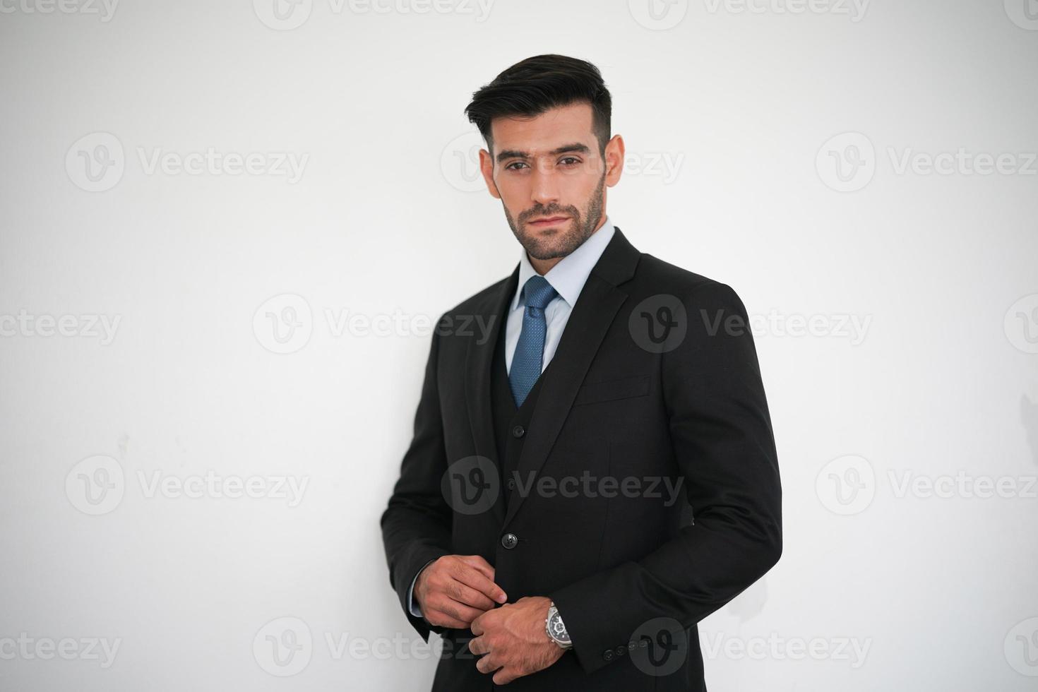 élégant jeune caucasien bel homme sur fond blanc, portrait de mode studio. photo