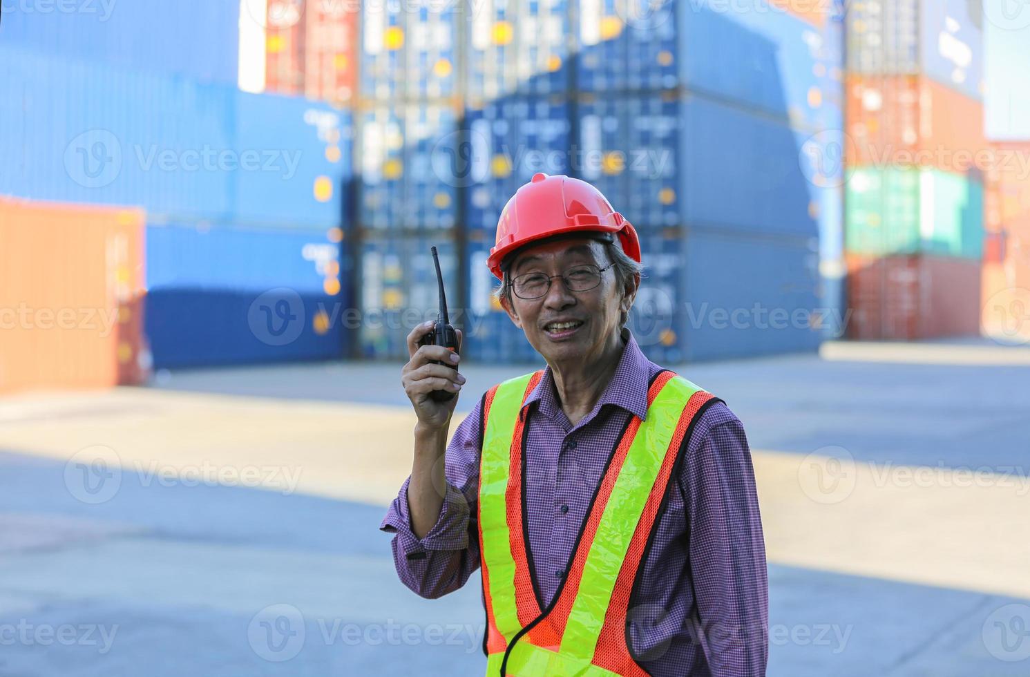le contremaître contrôle la boîte des conteneurs de chargement du navire de fret pour l'importation et l'exportation. photo