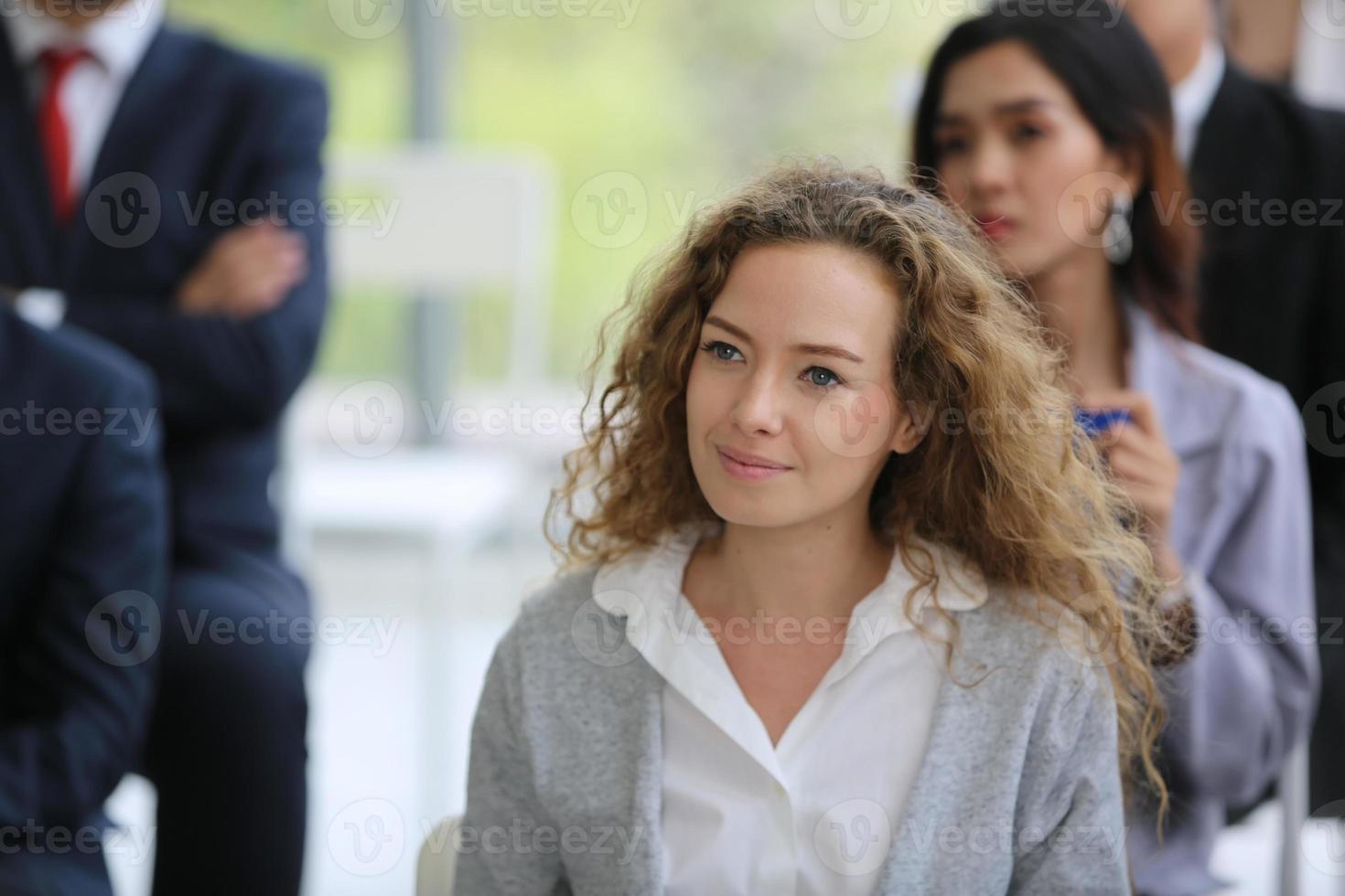 groupe de personnes à l'écoute de professionnels expérimentés les aidant à élaborer une nouvelle stratégie d'entreprise. photo