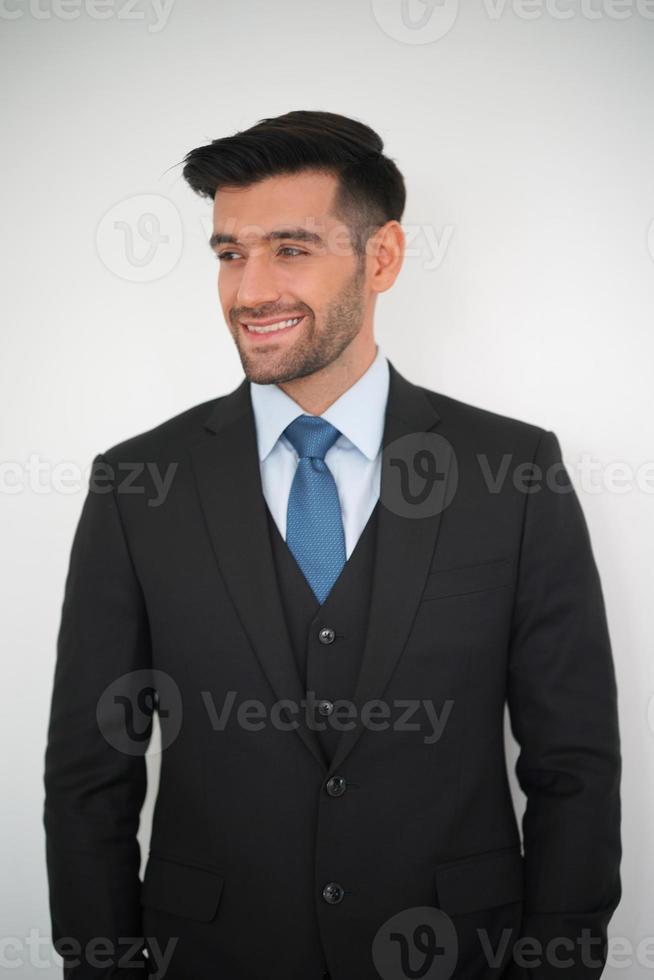 élégant jeune caucasien bel homme sur fond blanc, portrait de mode studio. photo