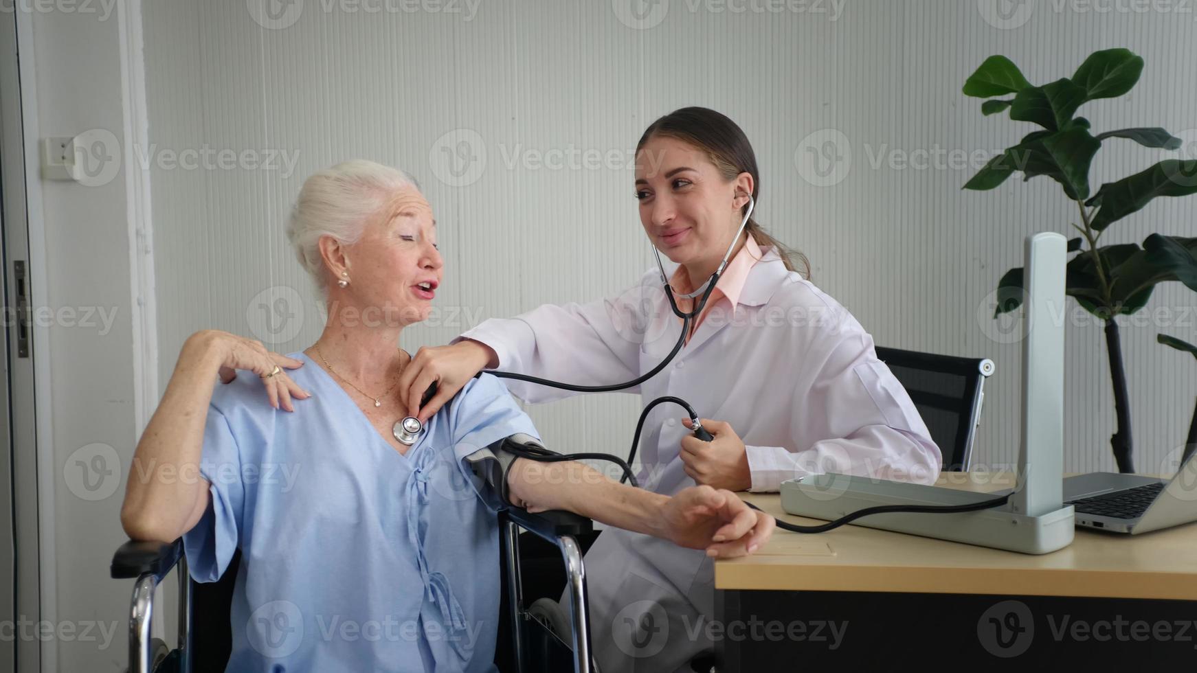 une femme médecin et une patiente âgée vérifient à l'hôpital. photo